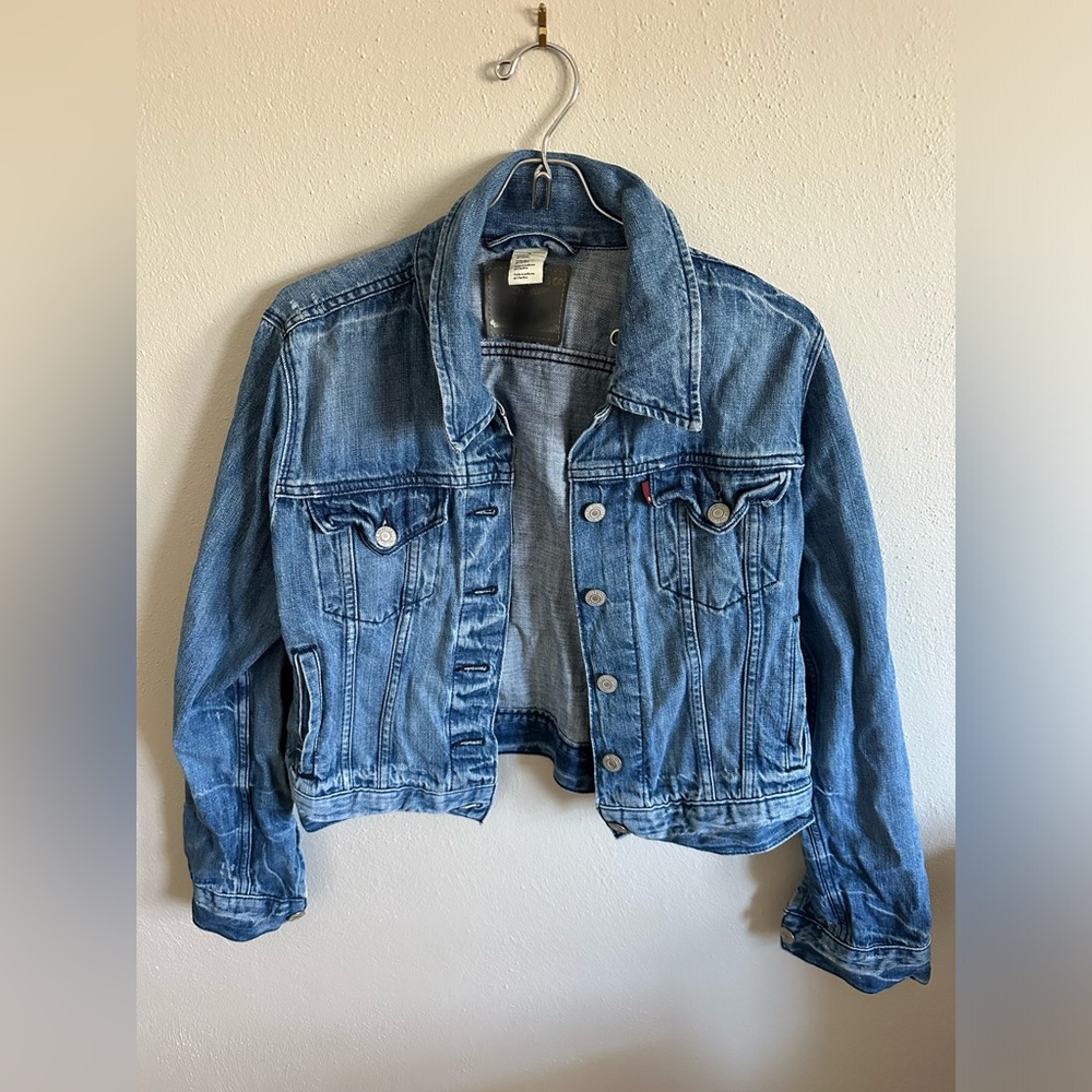Cropped Levi's denim jacket 💕 Medium
